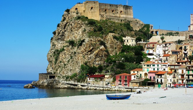 Forteresse et plage de Scilla