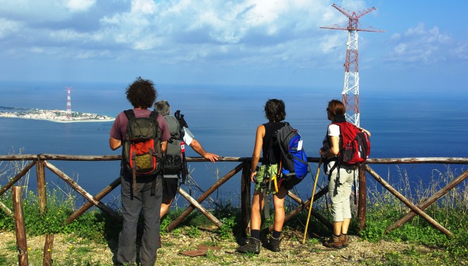 Randonneurs face au détroit de Messine en calabre
