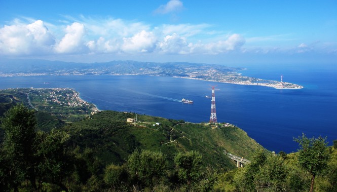 Au dessus du détroit de Messine en Calabre