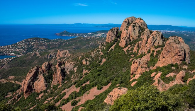 Vue sur le Cap Roux dans le massif de l'Estérel 