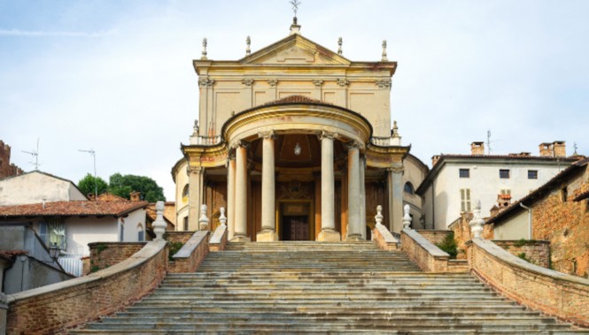 Église baroque de Montemagno Monferrato (Piémont) et son escalier monumental, étape culturelle et point de repère sur les sentie