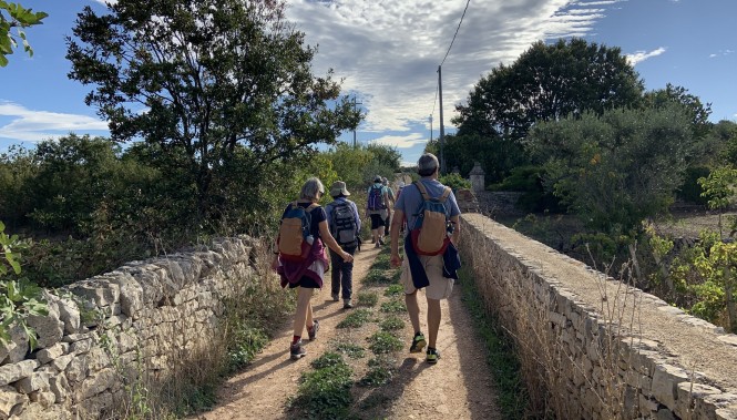 randonneurs sur un sentier de campagne près de Martina Franca