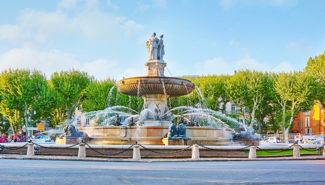 Fontaine de la Rotonde sur la place Général de Gaulle à Aix-en-Provence, monument historique et point de départ de randonnées en
