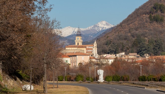 Cathédrale Saint-Jérôme à Digne-les-Bains, Alpes-de-Haute-Provence, vue panoramique sur le clocher et les Alpes enneigées