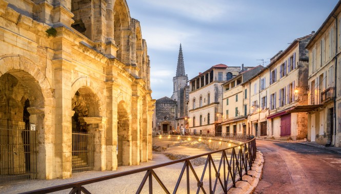 Arènes d'Arles et rue pavée au coucher du soleil, La Routo