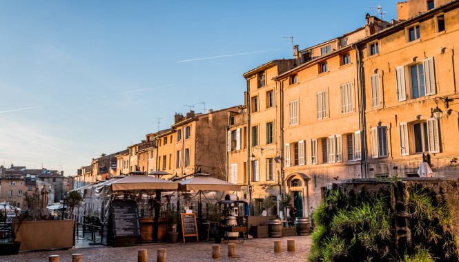 Place des Cardeurs à Aix-en-Provence au coucher du soleil