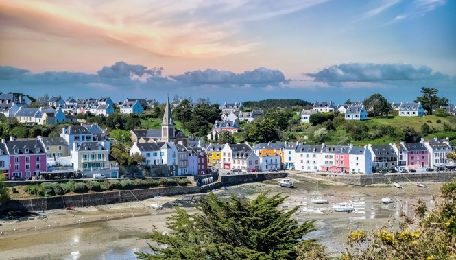 Village et port de Sauzon à Belle-île-en-mer en Bretagne 