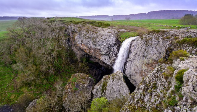 Cascade du Déroc au cœur des plateaux de l'Aubrac, Lozère, ciel bleu et nature préservée