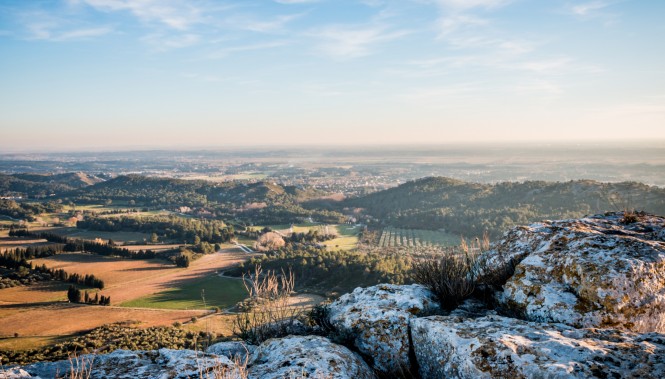 Vue panoramique des Alpilles et de la Provence depuis le rocher des Baux-de-Provence au lever ou coucher du soleil