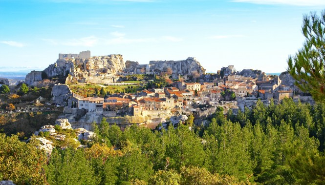 Panorama du village perché des Baux-de-Provence et des ruines de son château fort, surplombant la forêt dans le massif des Alpil