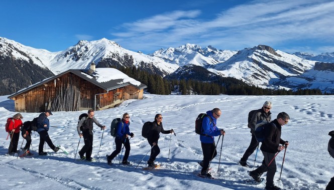 Groupe de randonneurs en raquettes dans le Beaufortain dans les Alpes