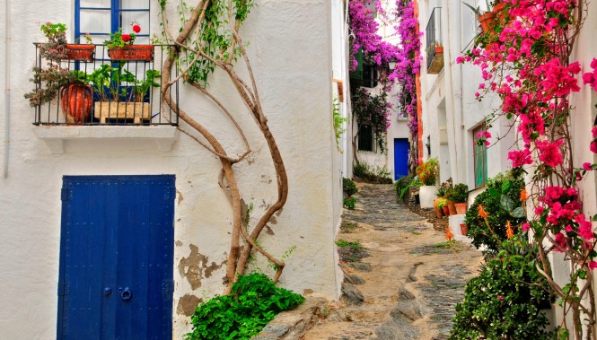 Ruelle fleurie de Cadaquès Cataalogne Espagne