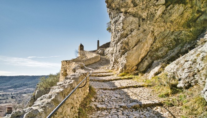 Escaliers du village provençal Moustiers-sainte-Marie