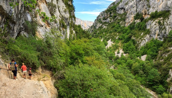 Randonneurs sur un sentier du Verdon, La Palud sur Verdon 