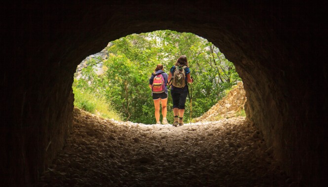 Randonneuses sur le sentier Martel Verdon 