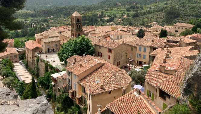 Village provençal Moustiers-Sainte-Marie dans le Verdon