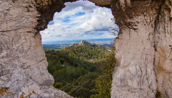 Rocher des deux trous saint Rémy de Provence Alpilles