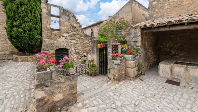 Maison en pierres du village Baux-de-Provence dans les Alpilles 
