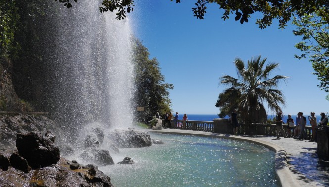 Fontaine de la colline du château à Nice 