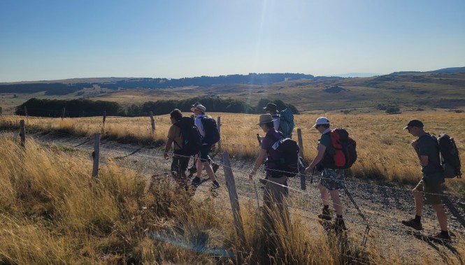 Groupe de randonneurs en Aubrac
