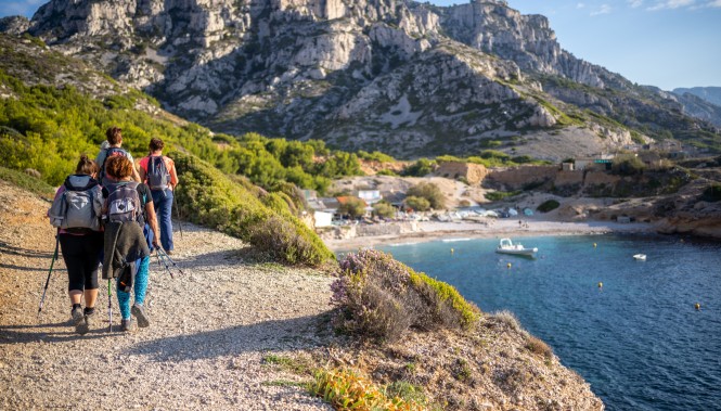 groupe de randonneurs dans la calanque de Marseilleveyre à Marseille