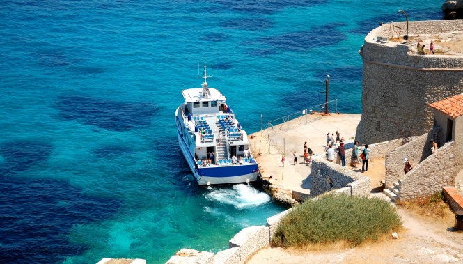 Navette au château d'If en route pour l'île du Frioul à Marseille 