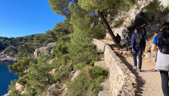 Groupe de randonneurs dans les calanques