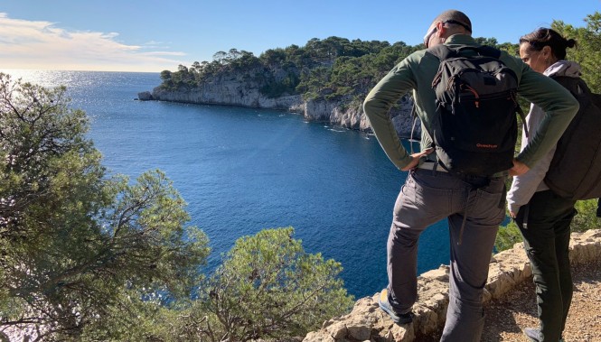 Randonneurs admirant la vue dans les calanques 