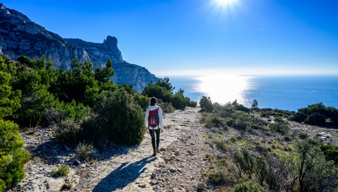 Randonneuse dans les calanques de Marseille