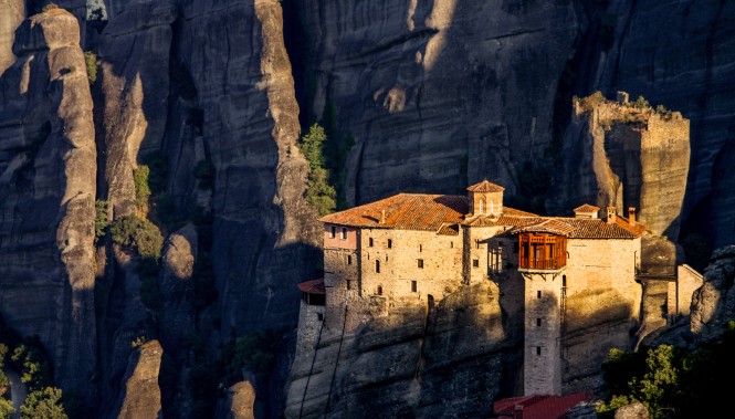 Plan rapproché d'un monastère orthodoxe des Météores, Grèce, accroché au flanc d'un immense pilier rocheux. Le monastère, aux mu