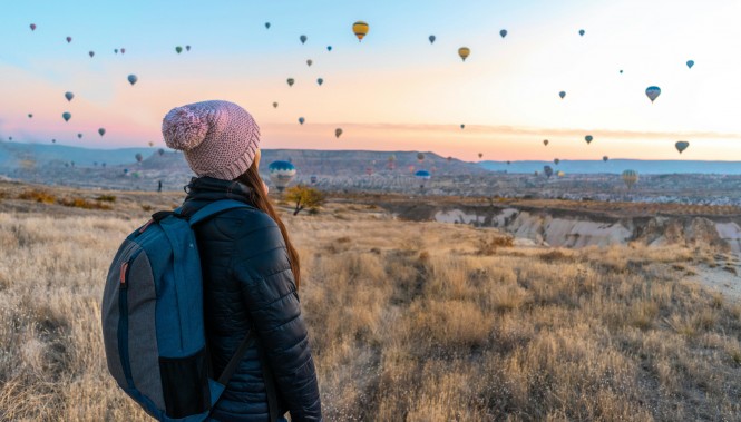 Randonneuse regardant les montgolfières sur la Cappadoce en Turquie 