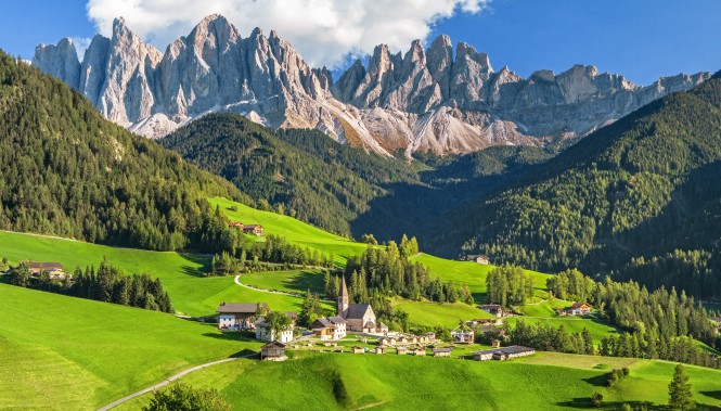 Santa Maddalena et sa chapelle dans les Dolomites 