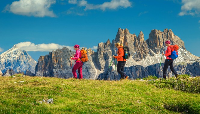 Groupe de randonneurs dans les Dolomites 