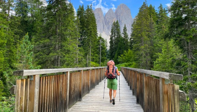 Randonneuse sur la route pour les Odle dans les Dolomites