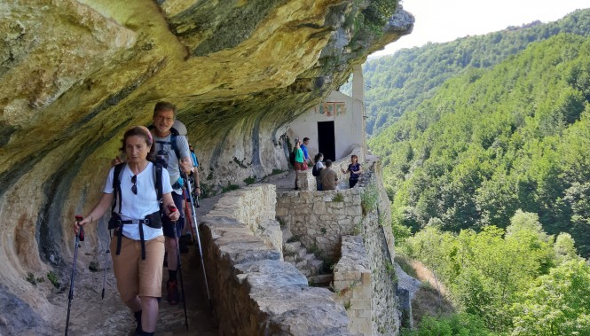 Groupe de randonneurs à L'Ermitage de San Bartolomeo in Legio dans les Abruzzes
