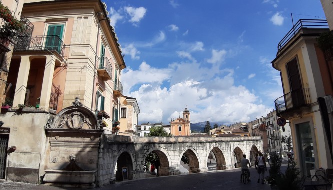 Ville de Sulmona dans les Abruzzes