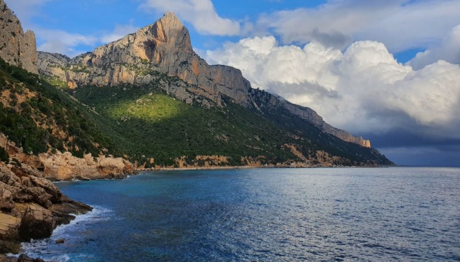 La côte depuis le Selvaggio Blu en Sardaigne