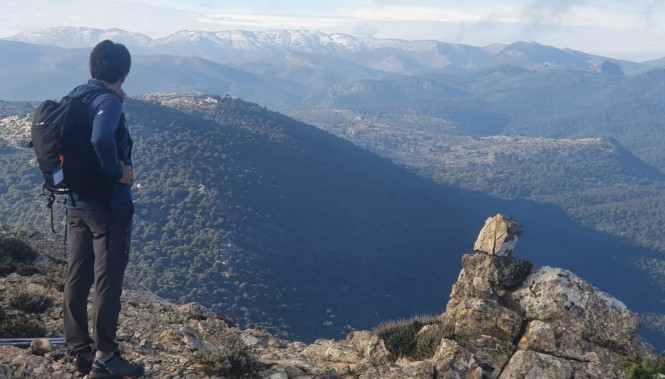Randonneur devant Les grands espaces du Supramonte en sardaigne