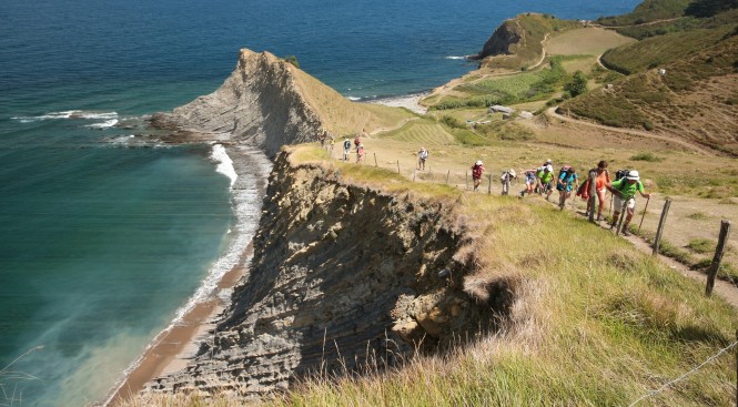 Falaise de Flysch randonneurs vers Zumaia