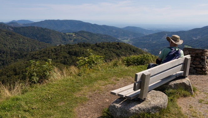 Randonneur profitant de la vue dans les Vosges, Lac Blanc