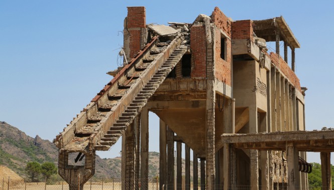 Vestiges du site minier de Montevecchio en Sardaigne lors d’une randonnée sur le chemin minier de Santa Barbara