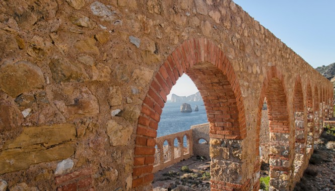 Arcades du site minier de Nebida avec vue sur le rocher Pan di Zucchero en Sardaigne