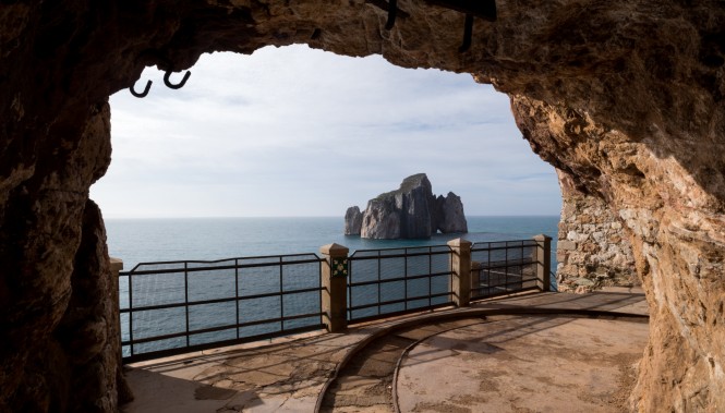 Vue sur le rocher Pan di Zucchero depuis une galerie minière à Nebida en Sardaigne