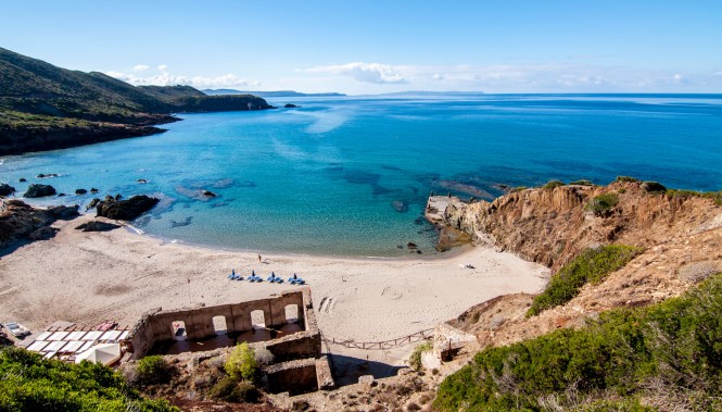Crique de Masua et anciens bâtiments miniers sur la côte sud-ouest de la Sardaigne lors d’une randonnée