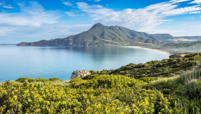 Baie de Portixeddu en Sardaigne avec maquis méditerranéen et plage sauvage sur le chemin minier de Santa Barbara