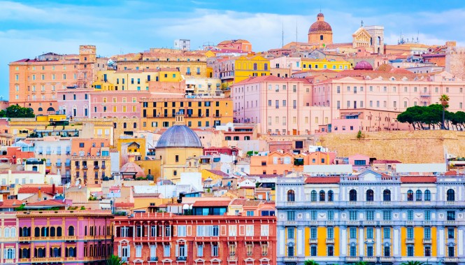 Panorama sur le centre historique de Cagliari en Sardaigne, point de départ du chemin minier de Santa Barbara