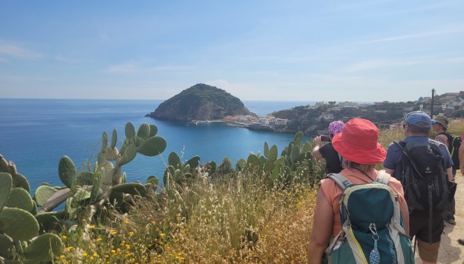 randonneurs admirant le village de Sant’Angelo depuis un sentier sur l’île d’Ischia