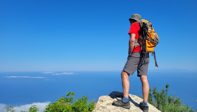 randonneurs au sommet du Monte Epomeo avec vue panoramique sur l’île d’Ischia
