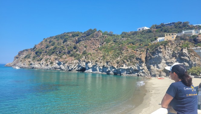 guide de randonnée contemplant le paysage sur la plage de San Francesco à Ischia