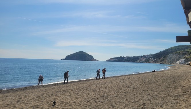 marcheurs longeant la plage des Maronti sur l’île d’Ischia en Italie